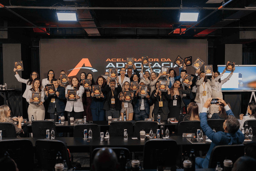 Turma do Acelerador com as plaquinhas de resultado