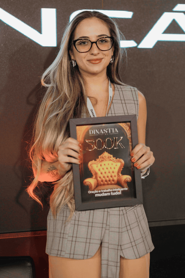 Aluna com a plaquinha de 500K no Acelerador