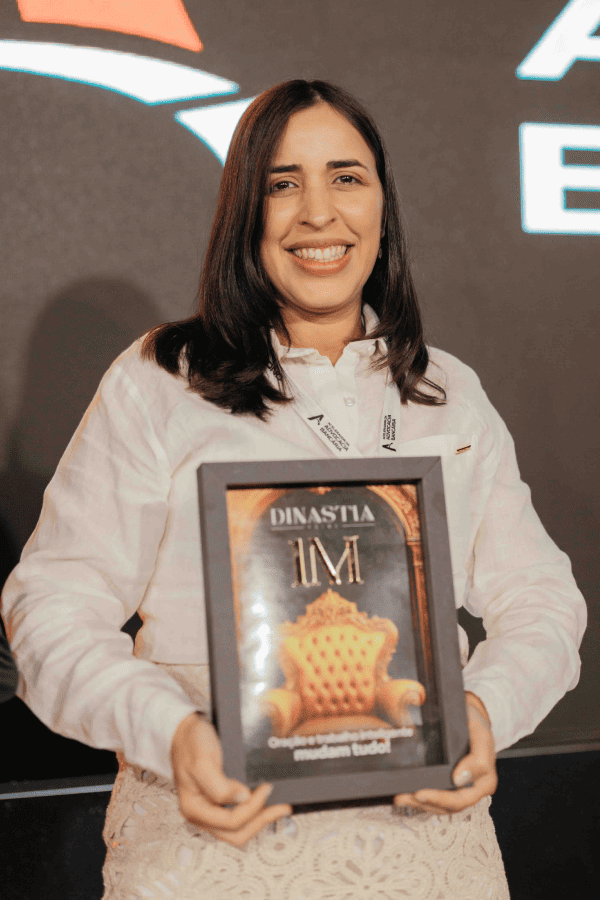 Aluna com a plaquinha de R$ 1 milhão no Acelerador