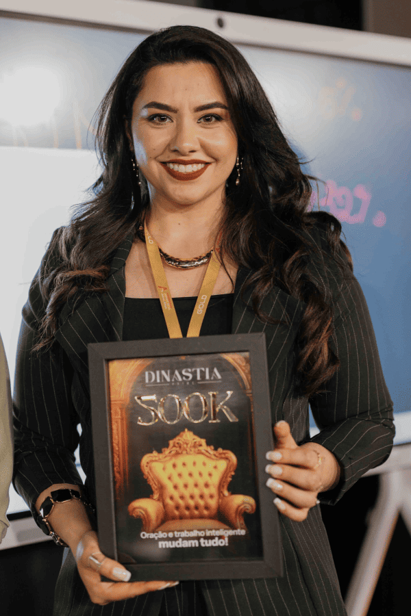 Aluna com a plaquinha de 500K no Acelerador