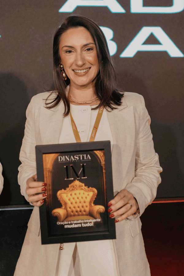 Aluna com a plaquinha de R$ 1 milhão no Acelerador